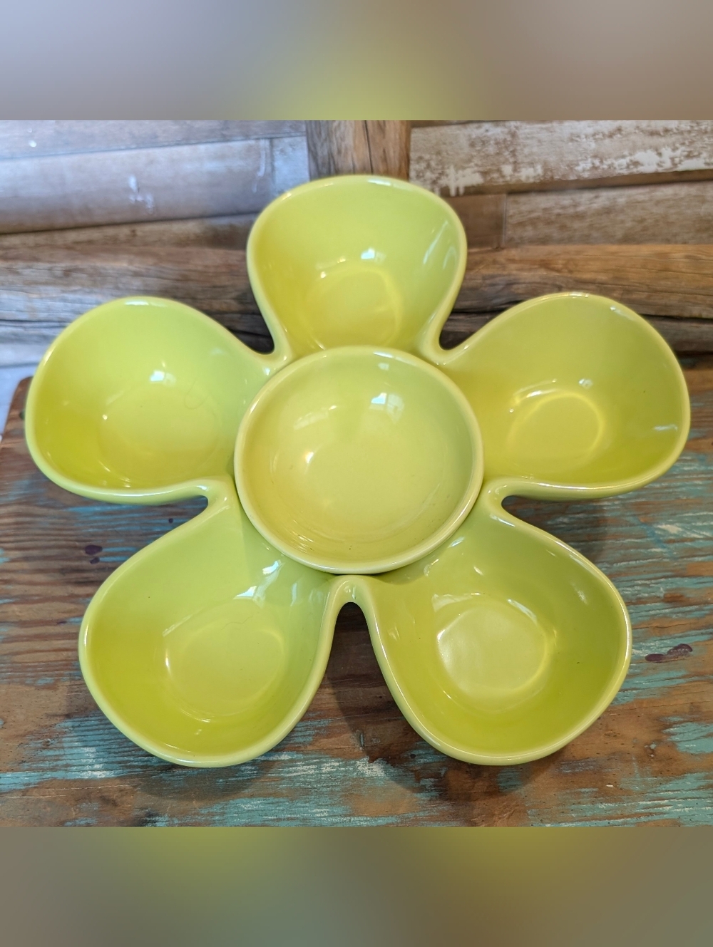 GC Boho Lime Green Ceramic Daisy With Removable Bowl In Center